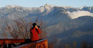 小笠原山平台360度無死角視野！生態攝影達人黃源明帶路，發現滿山楓紅與遠山層巒交織成最夢幻秋景。