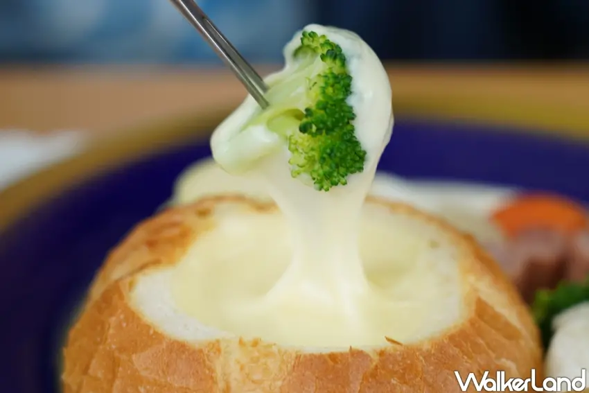 ▲麵包含有大量自製高達起司，讓旅人輕鬆享受「起司火鍋」。（攝影：楊婷雅）