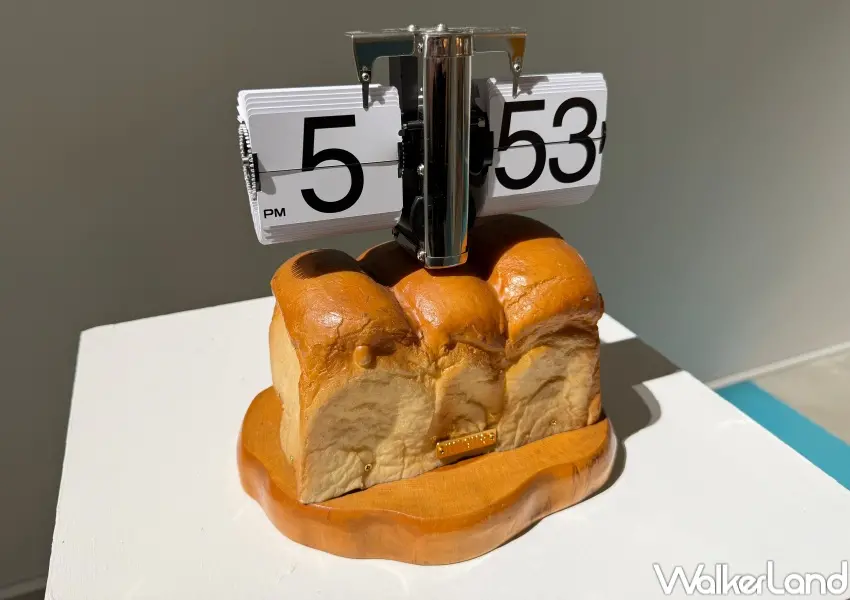 ▲台北東區展覽免費入場!日本藝術家二人組台灣首展《Mixed Foods》展出至11/23,吐司時鐘太必拍。(攝影:鄭亦庭)