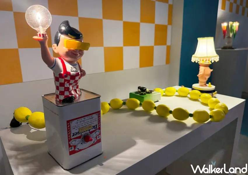 ▲台北東區展覽《Mixed Foods》作品結合燈具、時鐘、延長線等,都能看到各種食物、角色人物被組合在一起。(攝影:鄭亦庭)