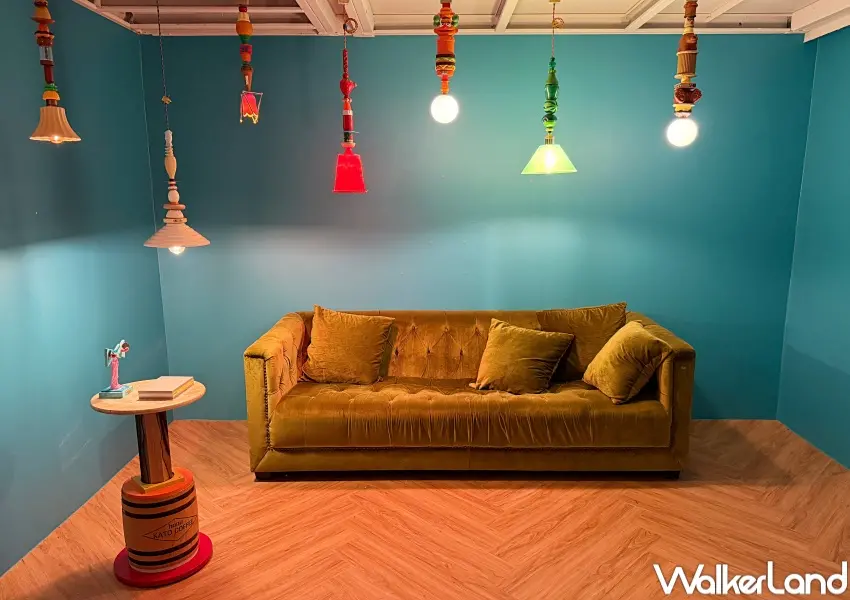 ▲隱藏版台北展覽免門票!展區最後以各種垂吊重組燈飾打造。(攝影:鄭亦庭)