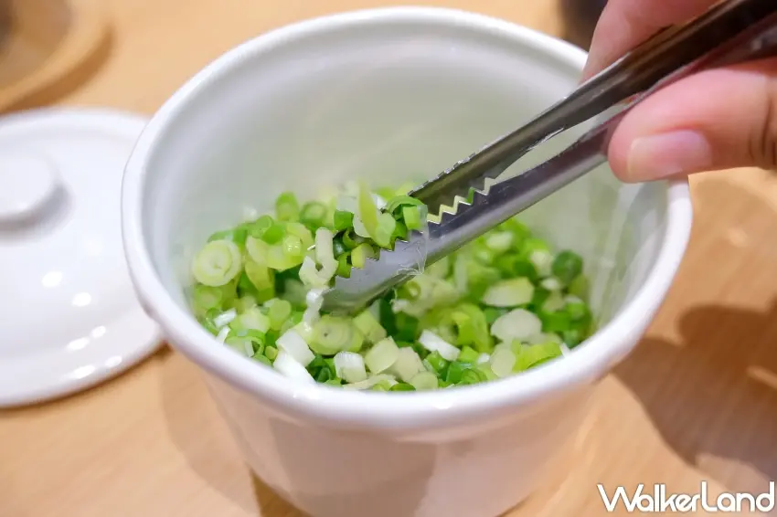 ▲魁力屋提供拉麵控免費加蔥服務，讓粉絲盡情吃到爽。（攝影：張人尹）