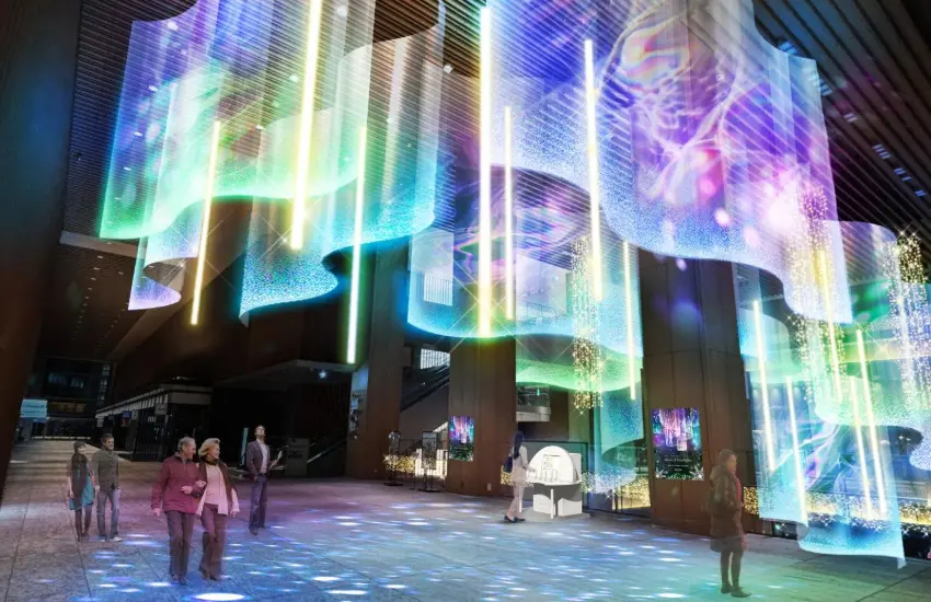 ▲巨型極光從一樓延伸至二樓,,全長約25公尺的光帶如同真實極光般在空中搖曳飄動。