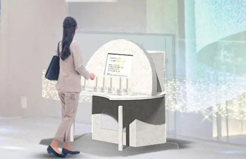 ▲參觀者可以親手演奏擺放在現場的手搖鈴,,透過AI系統生成「專屬於你的顏色」。