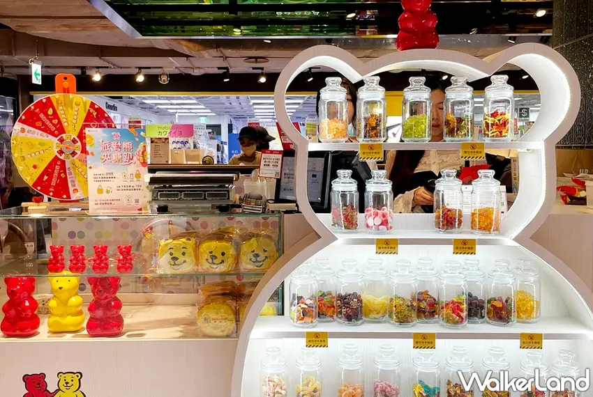 ▲整體空間以繽紛的果汁軟糖色調為主視覺,搭配紅色小熊作為櫃上招牌形象,宛如被甜蜜糖果包圍的派對現場