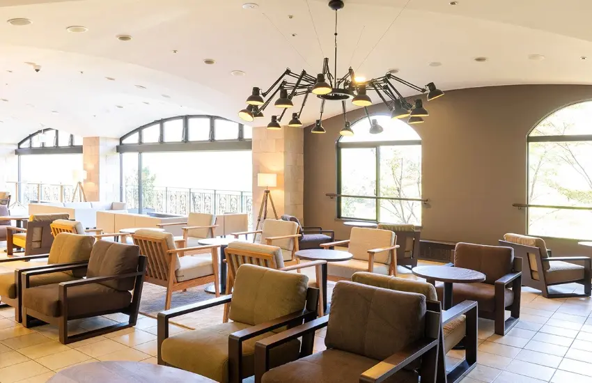 ▲交誼廳設置寬敞舒適,可以全身感受眼前展開的天空與綠意。