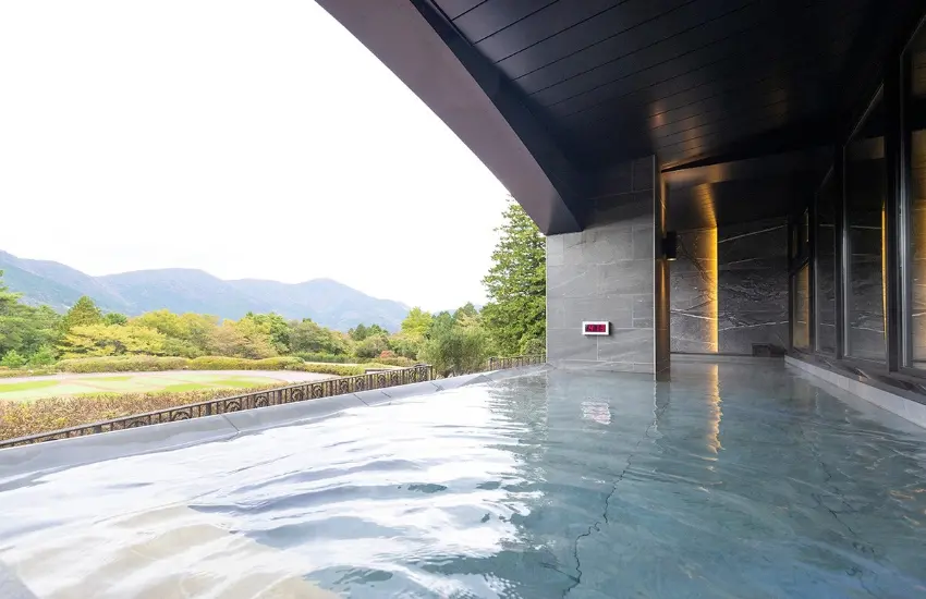 ▲大浴場透過開放式的窗景可以眺望箱根連綿的山脈,讓人身心舒暢。