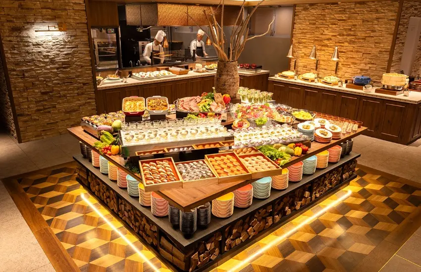 ▲寄木細工傳統工藝的餐廳展現傳統與現代調和的設計美學。