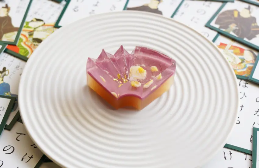 ▲以夕顏贈予光源氏的扇子和夕顏花為靈感，用黃、紫、白三色表現夕顏華麗卻內向的特質。