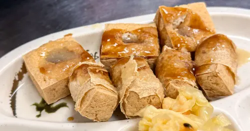【新竹食記】臭很大臭豆腐 - 臭豆腐外酥內嫩，水果泡菜又脆又甜吃了就停不下來了