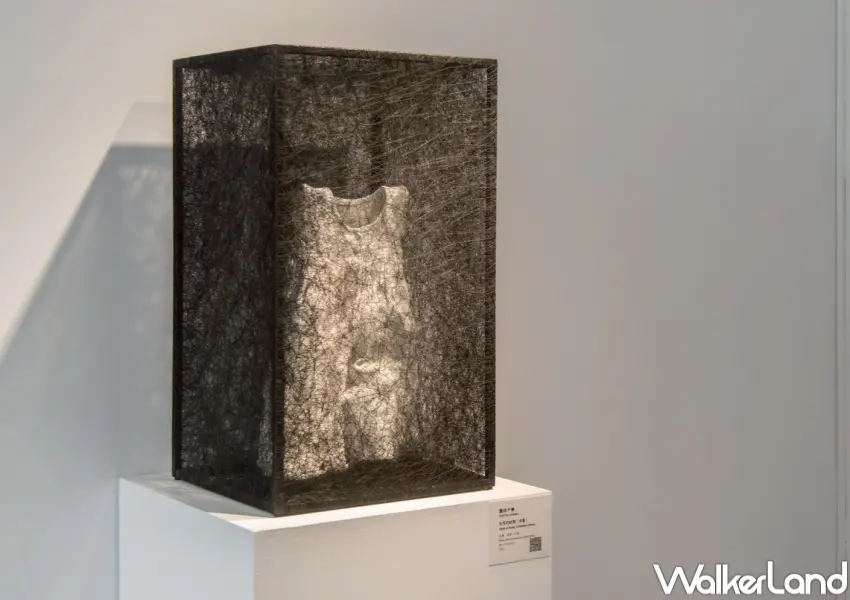 ▲高美館展覽《快樂島-日常的史詩》必拍鹽田千春作品《生存的狀態(洋裝)》。