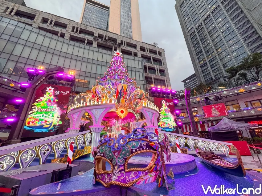 ▲聖誕主樹Purple Wish結合面具節元素，展現威尼斯浪漫與華麗。（攝影：張人尹）