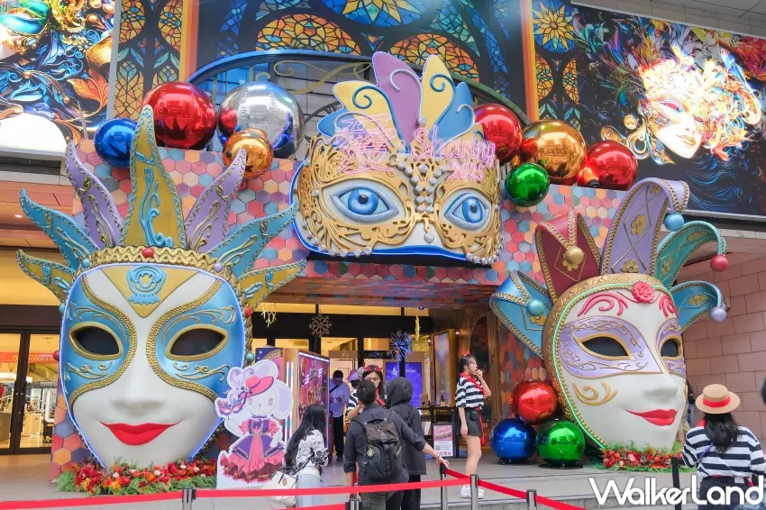 ▲忠孝路大門口面具派對，每日18:00起有音樂燈光秀。（攝影：張人尹）