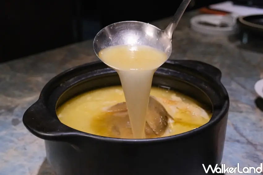 ▲參拾尋味主廚Adam創立,一個人也能喝法租界十年一湯黃金雞湯。(攝影:張人尹)