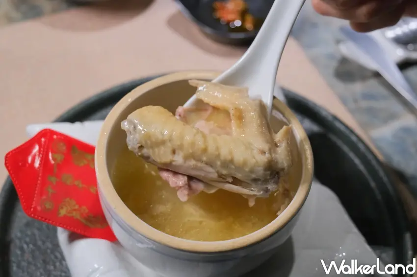 ▲參拾尋味招牌雞湯熬煮8小時,金黃湯頭充滿膠質。(攝影:張人尹)