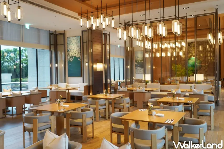 ▲全日餐廳「嶼」以垂吊燈飾呼應金山傳統捕小卷的集魚燈。（攝影：楊婷雅）