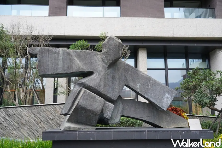 ▲「新北北海溫泉洲際酒店」入口處設置朱銘太極系列「單鞭下勢」作品。(攝影:楊婷雅)