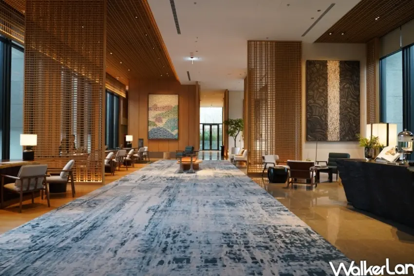 ▲新北北海溫泉洲際酒店大廳融合金山意象，右側牆面象徵蹦火仔。（攝影：楊婷雅）