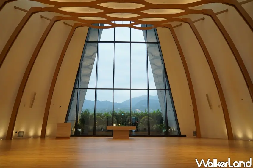 ▲挑高10米的潔白泉曦教堂可容納180位賓客。(攝影:楊婷雅)