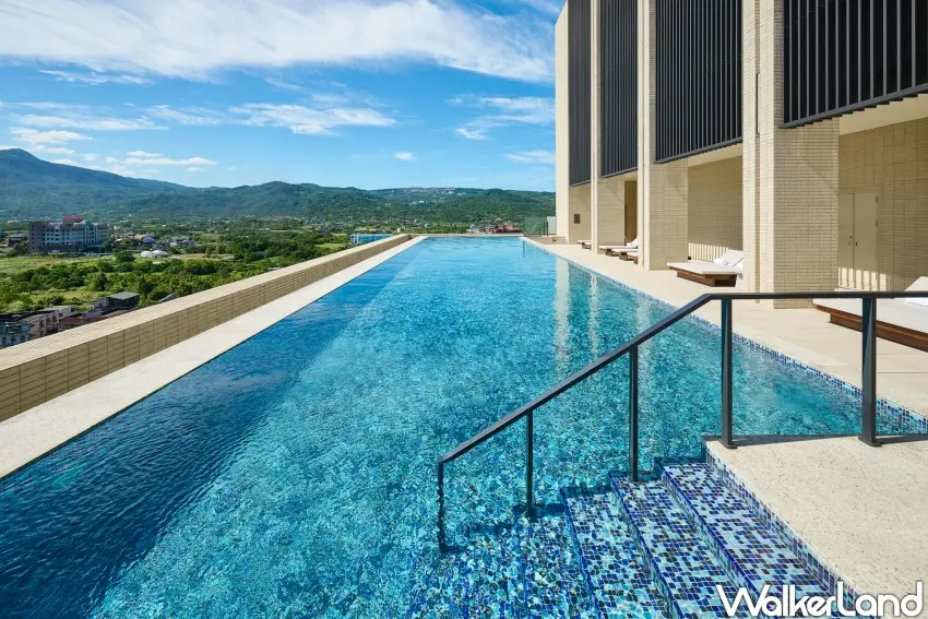 ▲無邊際恆溫泳池與遼闊山景相映。(攝影:楊婷雅)