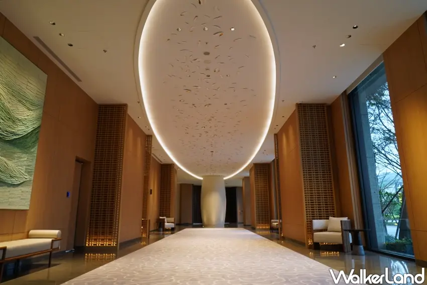 ▲▲「新北北海溫泉洲際酒店」長廊天花板打造蹦火仔意象。（攝影：楊婷雅）