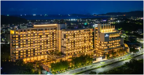 新北北海溫泉洲際酒店開箱！每間房都能泡湯、首創房內鐵板燒，無邊際泳池與浪漫教堂，金山唯一奢華溫泉住宿。