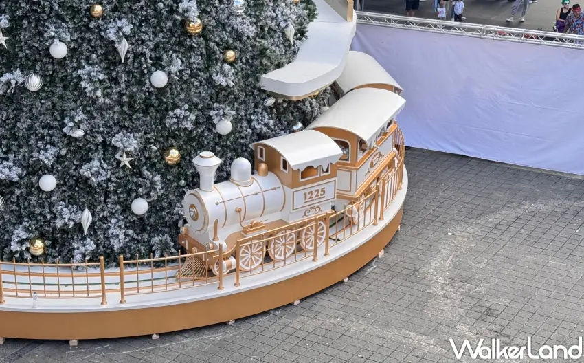 ▲信義聖誕樹換上白金銀三色造型，樹底設置聖誕小火車軌道。（攝影：張人尹）