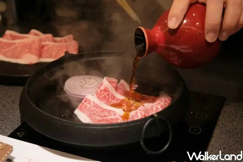 ▲玉兔壽喜燒主打關西風「先煎後煮、灑糖乾煎」。(攝影:鄭雅之)