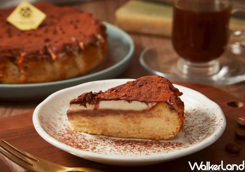 ▲全新「義式瑪奇朵熟成巴斯克」經過12小時靜置熟成，讓咖啡香氣慢慢滲進每一寸蛋糕裡。