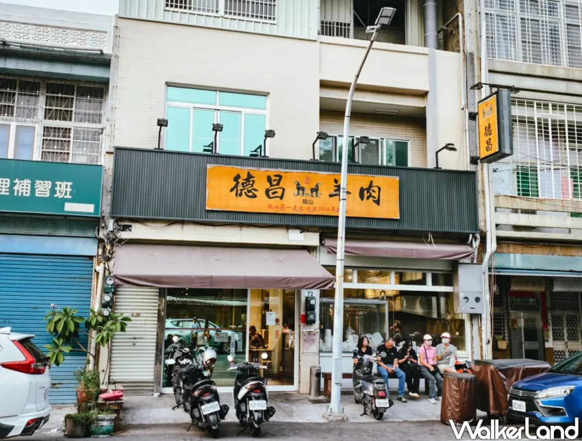 ▲「德昌羊肉」開始營業前,門口已出現候位人潮。(美食好芃友提供)