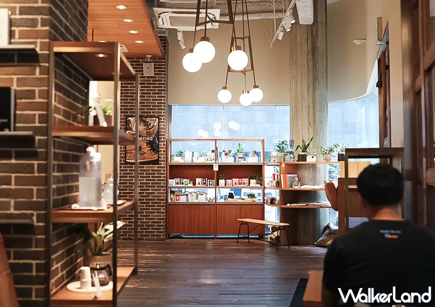 ▲福岡美食咖啡廳推薦!White Glass Coffee 飛碟提拉米蘇爆紅,博多車站步行可達、早上8點營業。