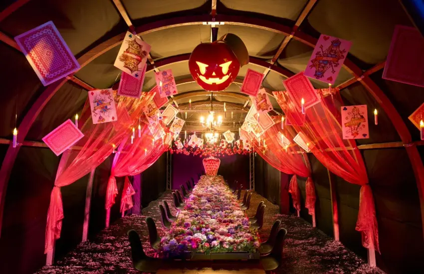 ▲《愛麗絲夢遊仙境》中「瘋帽子茶會」為靈感，結合哥德風格吸血鬼主題的「執事茶會」。