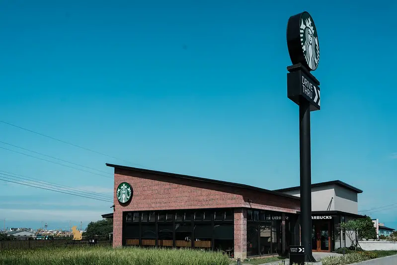 走進稻浪中的星巴克﹗稻田中的紅磚穀倉門市成打卡焦點，落地窗景、飲品甜點與戶外雅座一次開箱