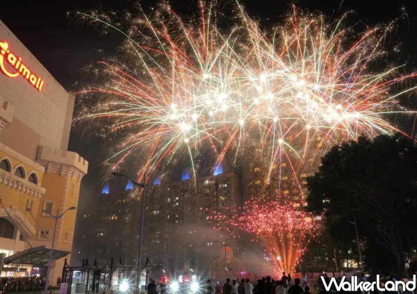 ▲桃園台茂12/25晚間19:00，將在台茂公園施放180秒共3000發聖誕煙火秀．近距離欣賞超震撼。