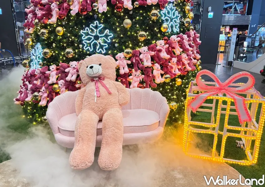▲桃園台茂聖誕樹前有大型粉紅沙發與粉紅大貝兒，也是人氣熱點。