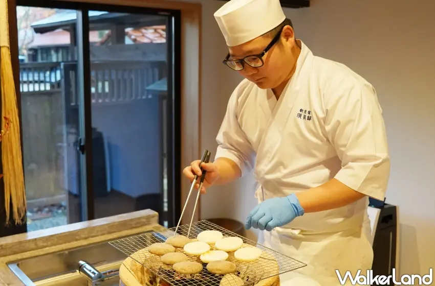 ▲早餐時間，主廚直接在桌邊烤麻糬。（攝影：楊婷雅）