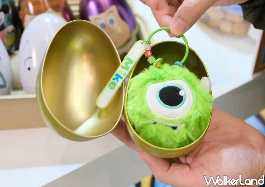 ▲TINPOP京站快閃店優惠贈送金蛋,每一顆都有不同舒壓小吊飾。(攝影:鄭雅之)