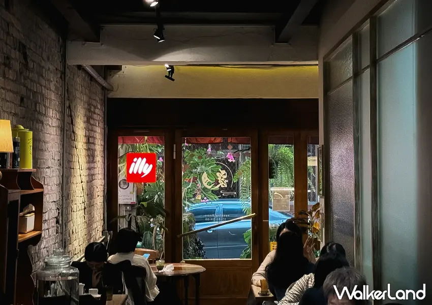 ▲中山站咖啡廳推薦！月霞 Waha Cafe 菜單肉桂捲必點，台北老宅咖啡廳超好拍。