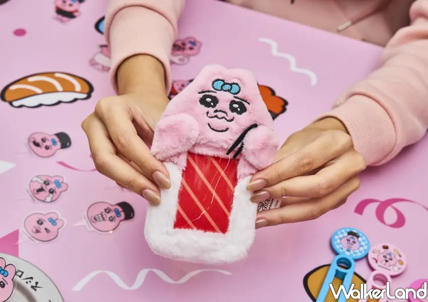 ▲11／24起，在壽司郎消費滿500元，即可加價250元褲褲兔絨毛卡套夾。