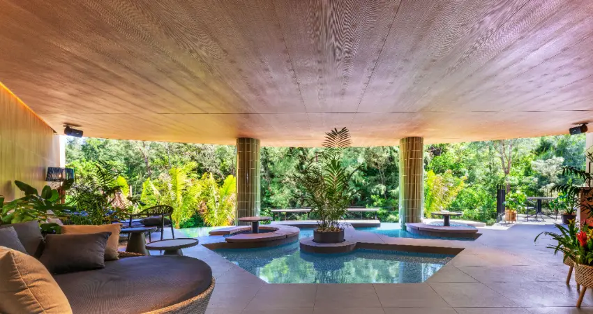 ▲大廳提供「櫻花特調雞尾酒＆無酒精飲品」。