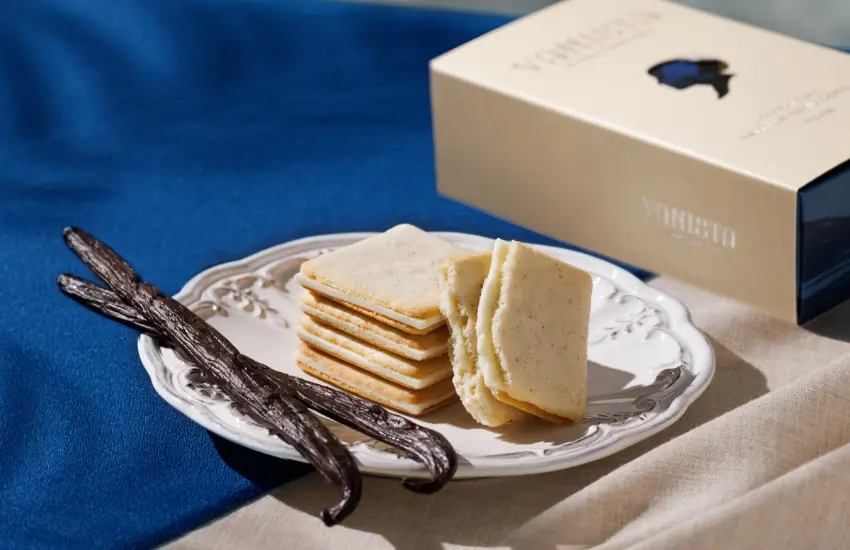 ▲將大溪地香草的香氣與宮古島雪鹽的鹹味融入麵糰，烤至酥脆再夾入香草巧克力內餡。