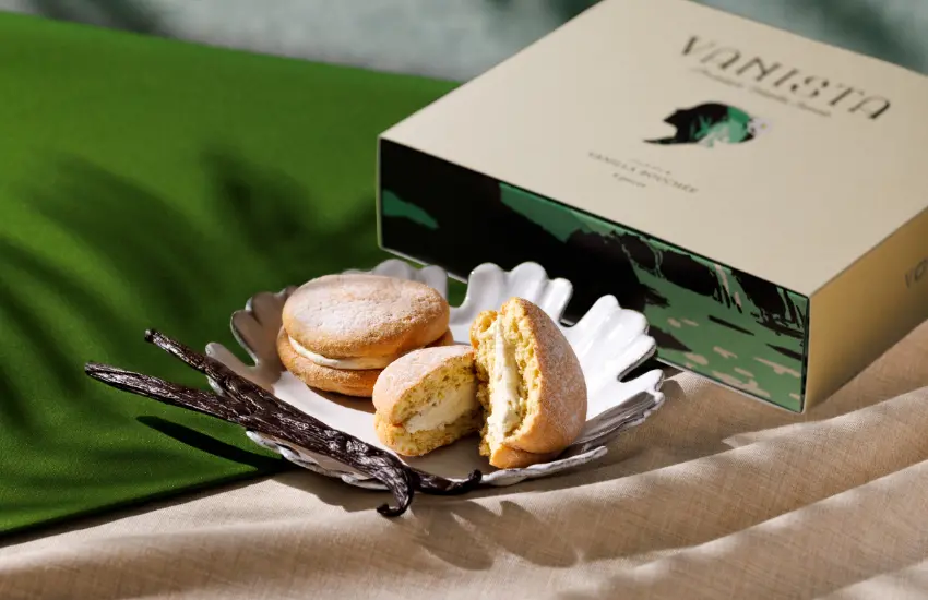 ▲以大溪地香草與北海道小麥製成鬆軟輕盈的餅皮，中間則夾以奶油與香草奶油。