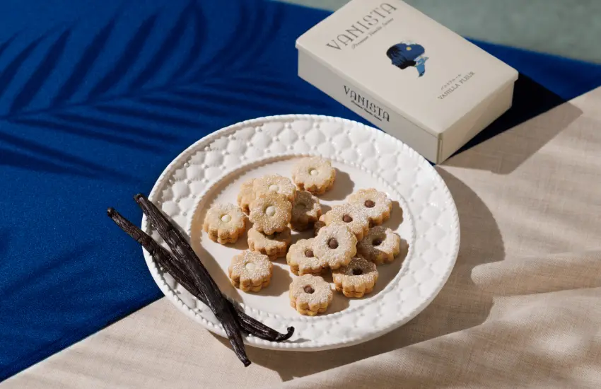 ▲餅乾外層是香草白巧克力，夾餡是香草牛奶巧克力，最後再撒上糖粉點綴。