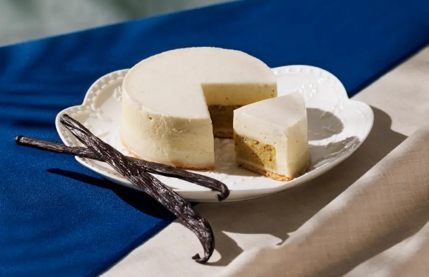 ▲大溪地香草與奶油烤製，疊上香草甘納許與香草慕斯，打造出入口即化的口感。