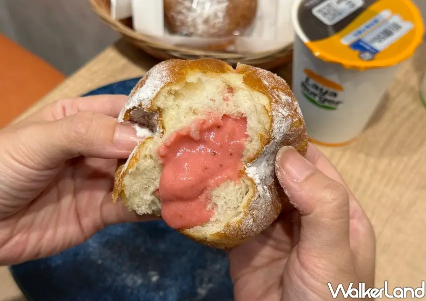 ▲拉亞漢堡草莓煉乳生甜甜圈，一顆60元。(攝影：鄭雅之)