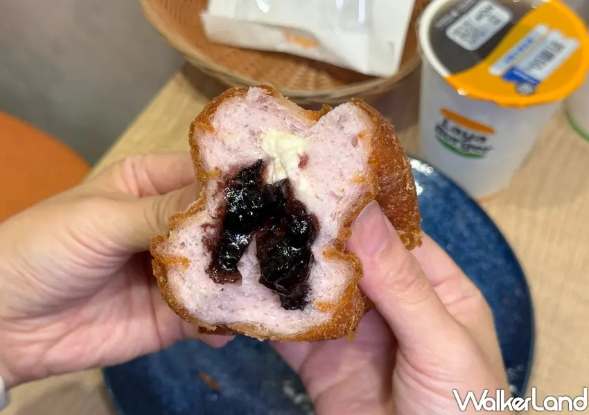 ▲拉亞漢堡將經典藍莓乳酪貝果，升級變成生甜甜圈。(攝影：鄭雅之)