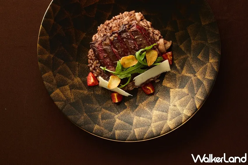 ▲In Between 之間餐廳主菜「火烤和牛橫膈膜｜帕馬森起司｜紅酒牛汁燉飯」。