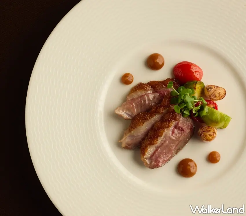 ▲In Between 之間餐廳前菜「脆皮櫻桃鴨胸｜孢子橄欖｜南高梅紫蘇醬汁」。