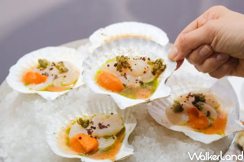 ▲饗饗豐大海有北海道扇貝,佐24小時精煉的澄清番茄湯。(攝影:張人尹)