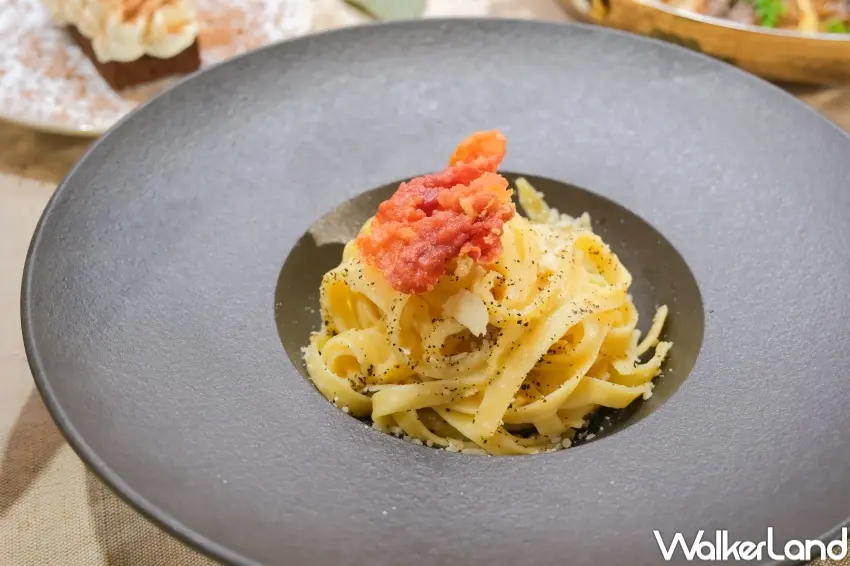 ▲義大利經典之最的「帕瑪森起司義大利麵」,選用熟成 18個月的帕瑪森乾酪。(攝影:張人尹)